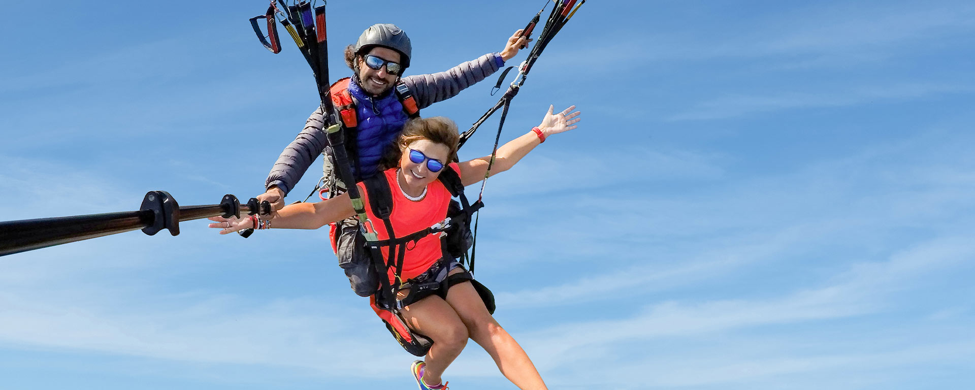 Eine Frau und ein Mann bei einem Tandem-Fallschirmsprung Eine Frau und ein Mann bei einem Tandem-Fallschirmsprung